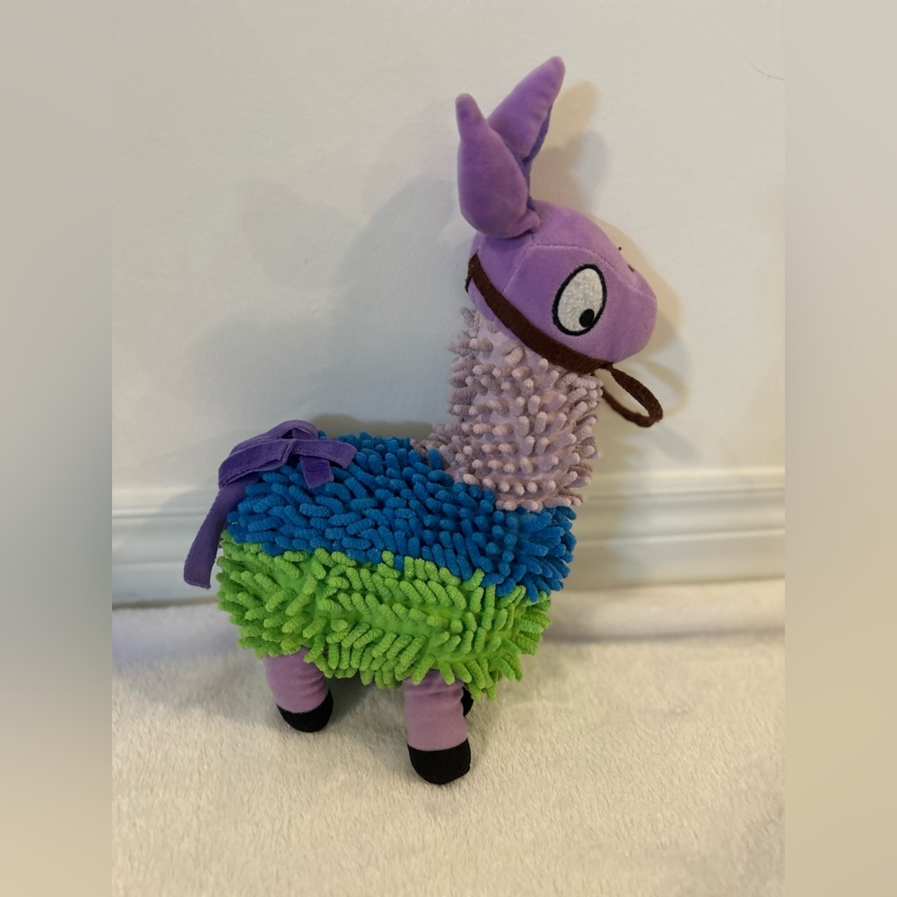 Fortnite Loot Llama Marlowe
Chenille Plush 13" Stuffed Animal